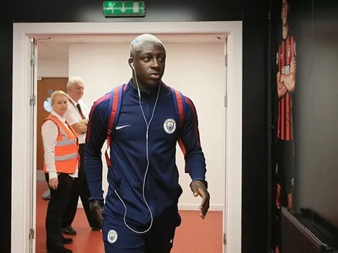 Mendy bảnh bao trình làng CĐV Man City