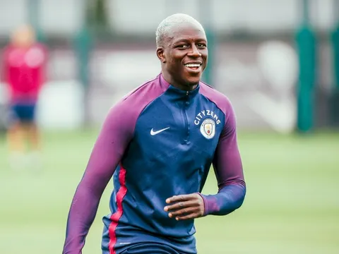 Mendy tự tin khoe kiểu tóc mới trên sân tập Man City