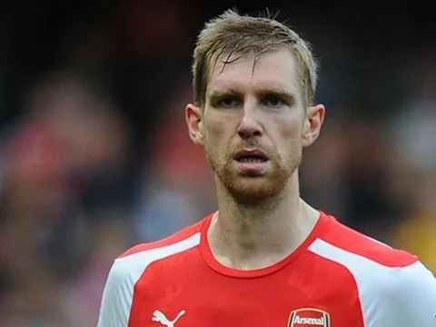 Mertesacker bị đổ tội vì bàn thua sớm của Arsenal