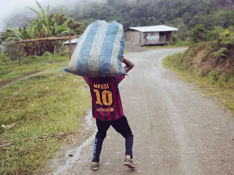 Biếm họa Messi "cõng" cả tuyển Argentina trên lưng