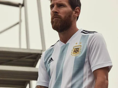 Messi buồn rười rượi khoe áo đấu mới của tuyển Argentina