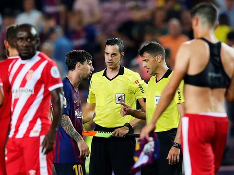 Messi càu nhàu trong phòng thay đồ vì trọng tài đuổi đồng đội