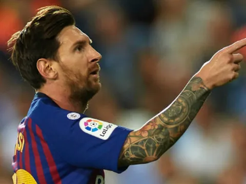 Messi 'điệu đà', bắt chước cách ăn mừng của Ronaldo