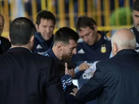 Messi ôm chầm CĐV nhí khi đặt chân đến Uruguay