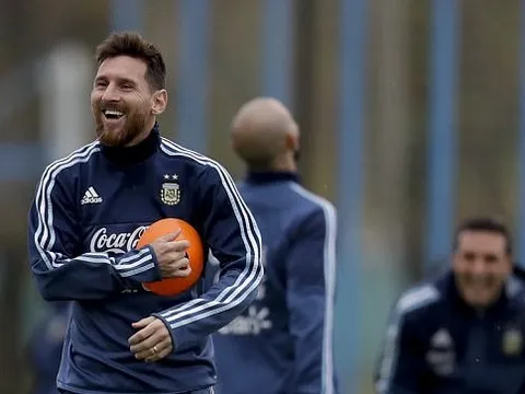 Messi pha trò, sân tập Argentina rộn tiếng cười