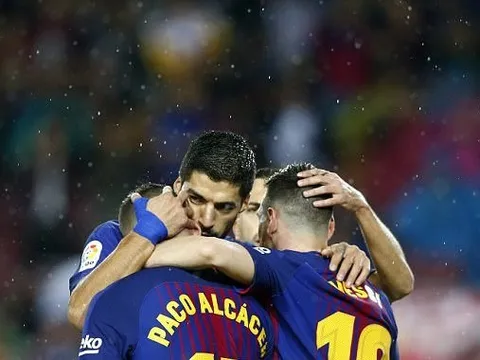 Messi và Suarez thi nhau ôm lấy người hùng Alcacer