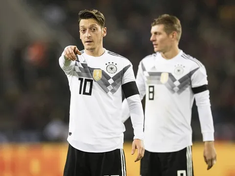 Kroos chỉ trích Oezil sau quyết định chia tay tuyển Đức