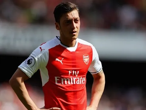 "Arsenal không thể giành được các danh hiệu là vì Ozil"