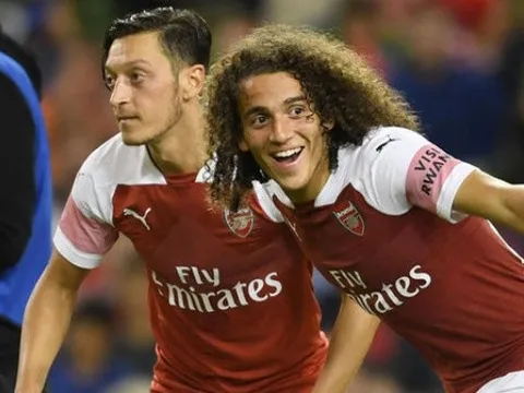 Mesut Ozil chỉ dùng 4 từ để nói về Matteo Guendouzi