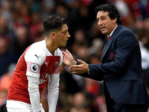 Nghi vấn Ozil "bật thầy": Đừng bắt anh ấy làm những điều không thể