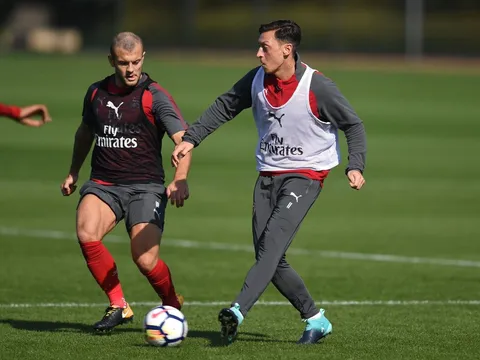Mesut Ozil hối hả tập luyện, chờ đấu West Brom