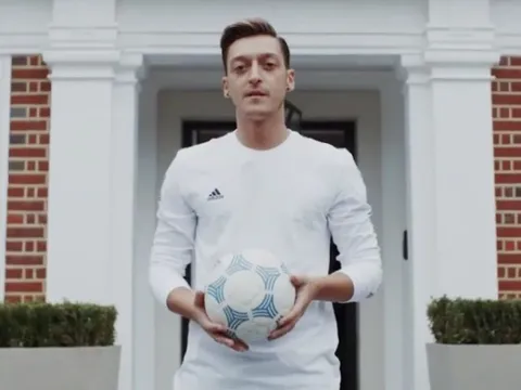Mesut Ozil lần đầu khoe nhà tại London
