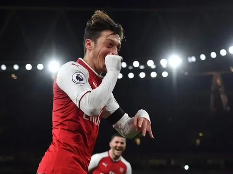 Mesut Ozil lần đầu làm được điều này tại Arsenal