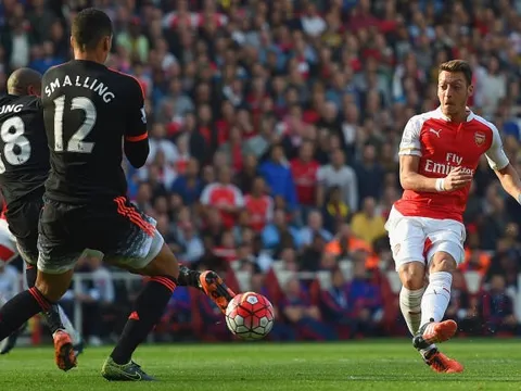 Mesut Ozil thể hiện ra sao khi đối đầu Man Utd?
