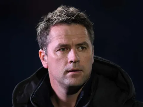 Michael Owen nhận gạch đá vì hỏi 'ngớ ngẩn' với Klopp