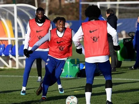 Michy Batshuayi mừng ra mặt khi được HLV Conte hứa trao cơ hội