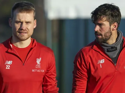 Mignolet lần đầu kể khổ vì cái bóng của Alisson