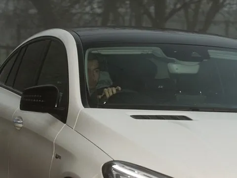 Mkhitaryan buồn rũ rượi lái xe đến sân tập Man Utd