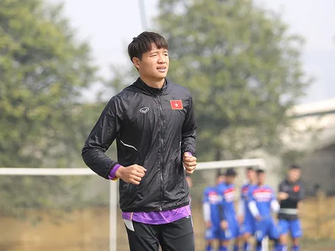 Phí Minh Long: Nỗi buồn của thủ môn không được dùng tay… chơi bóng