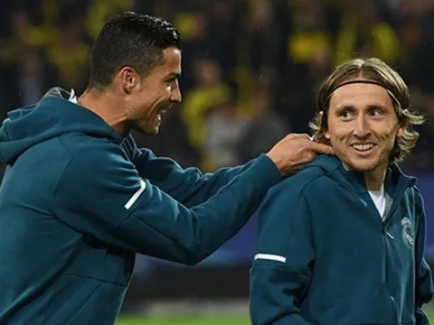 Modric dính thẻ vàng hy hữu vì đếm lại khoảng cách hàng rào