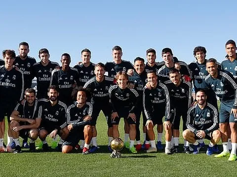 Modric lặp lại hành động của Ronaldo trên sân tập Real