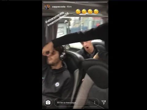 Morata bị đồng đội chơi khăm trong lúc lên đường sang Azerbaijan