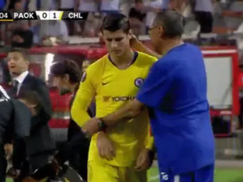 Morata tỏ thái độ chống đối Sarri ngay trên đường biên