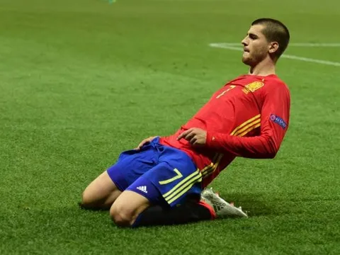 Morata lễ phép nhường áo số 7 cho đàn anh David Villa