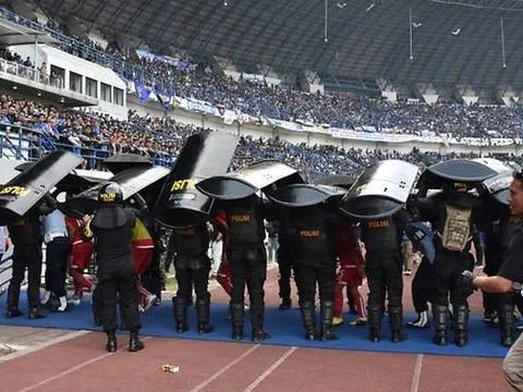 Một CĐV Indonesia bị fan của đội bóng kình địch đánh đến chết