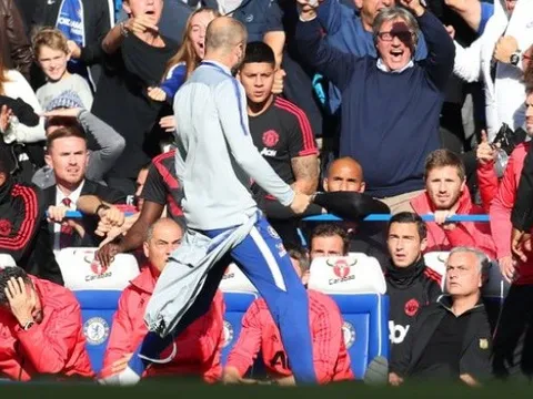 "Một sự ô nhục, tôi sẽ sa thải anh ta nếu là Maurizio Sarri"