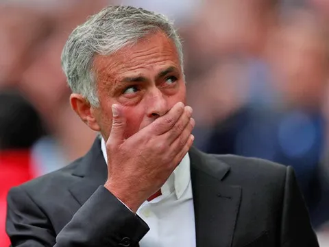 'Vị trí của Mourinho đang trở nên bấp bênh vì những người nào đó'