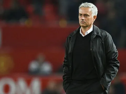 Bị cả thế giới chống lại, Mourinho sẽ tự rời MU?