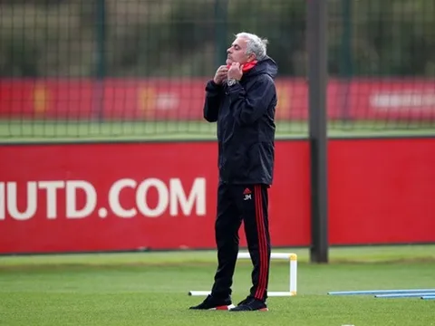 Mourinho lí giải về đội hình đầy rủi ro trước Chelsea