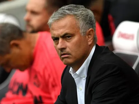 "Có 2 trung vệ 30 triệu bảng + 2 tuyển thủ Anh, Mourinho đòi hòi gì nữa?"
