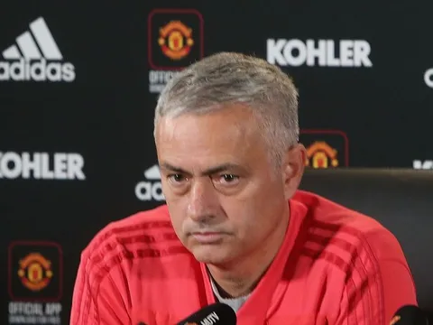 Toàn cảnh cuộc họp báo bất thường dài 3 phút rưỡi của Jose Mourinho