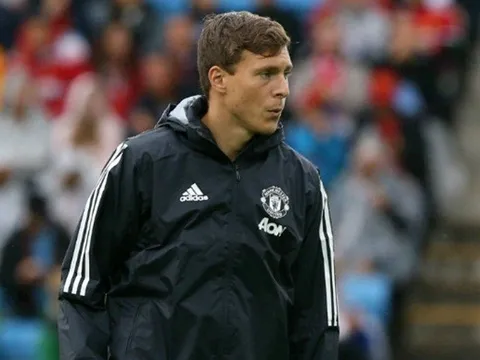 Không dùng Lindelof, Mourinho hứng trọn "gạch đá"