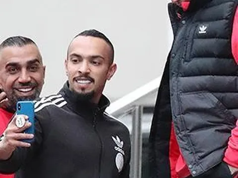 Mourinho cau có khi fan xin chụp ảnh chung
