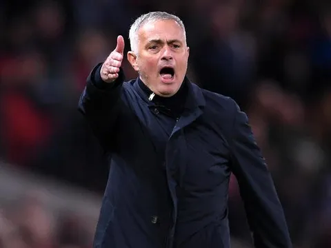 Giữa tâm bão, Mourinho bất ngờ nhận được một câu nói ấm lòng