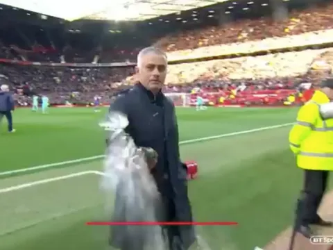 Mourinho có hành động không đẹp trước trận Newcastle