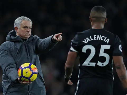Mourinho: "Antonio Valencia đăng một thông điệp buồn cười"