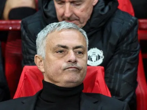 Giận vụ Mina, Mourinho mỉa mai BLĐ M.U bằng so sánh khó tin với Everton
