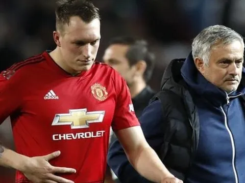 "Mourinho đang gây chiến với cầu thủ Man Utd"