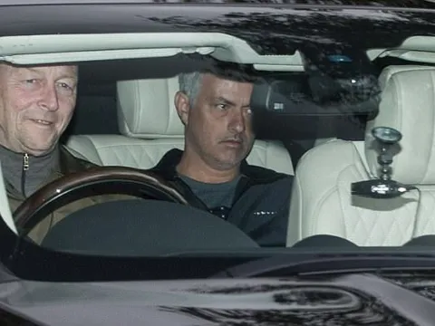 Mourinho đến sân tập Carrington với đầy vẻ âu lo