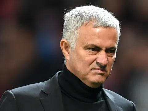 Mourinho đổ lỗi cho 2 huyền thoại M.U lập mưu khiến mình bị sa thải