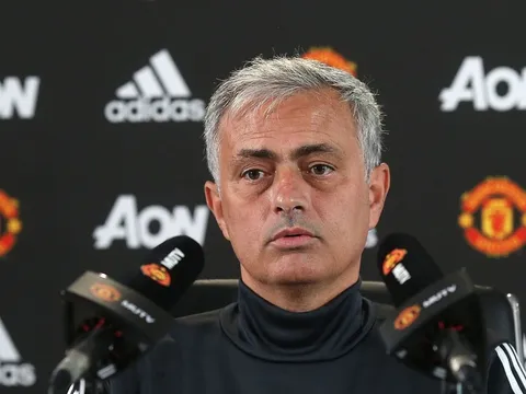 Mourinho giải thích lí do Man Utd phản đối việc đóng cửa TTCN sớm