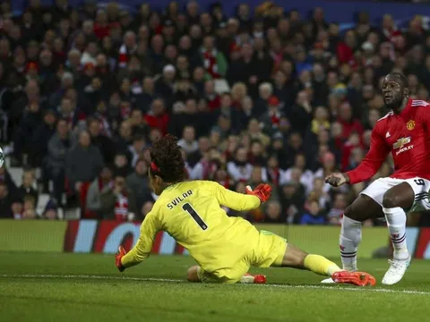 Mourinho gửi lời vàng ngọc tới Svilar, khen ngợi McTominay