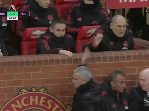 Mourinho hành xử bất ngờ với các trợ lý sau bàn thắng của Lukaku
