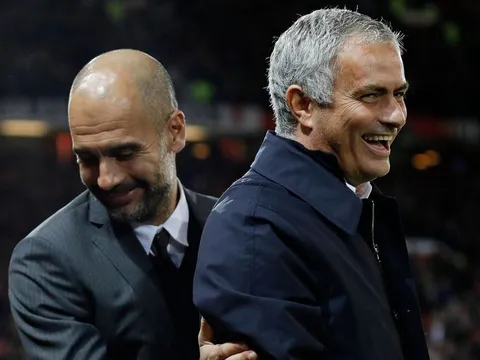 Mourinho: Khi ghế nóng lung lay, ai bạn ai thù phải rõ!