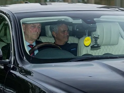 Mourinho lộ biểu cảm trêu ngươi báo giới trên đường đến Carrington