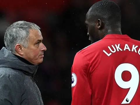 Mourinho ngu ngốc nếu để M.U đá đôi công với Man City